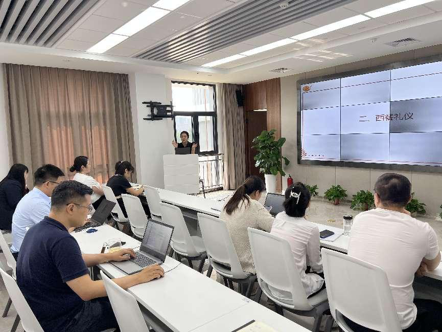 “學(xué)禮儀，塑形象” 大秦?zé)o人機(jī)開展商務(wù)禮儀培訓(xùn)活動(dòng)